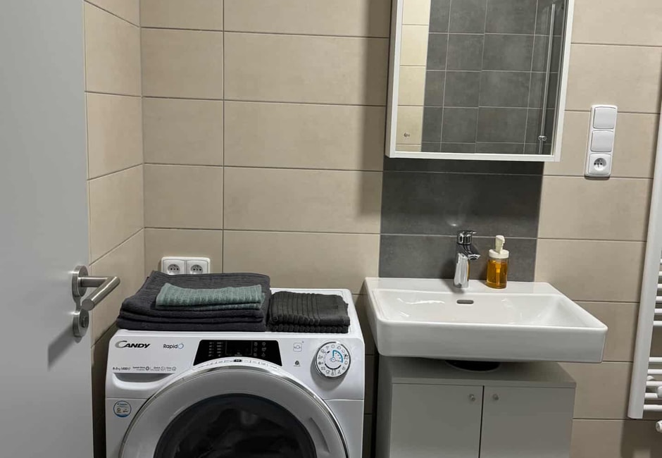 Koupelna se umyvadlem a ručníky